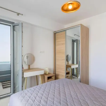 Mykonos Luxury With Jacuzzi Apartment